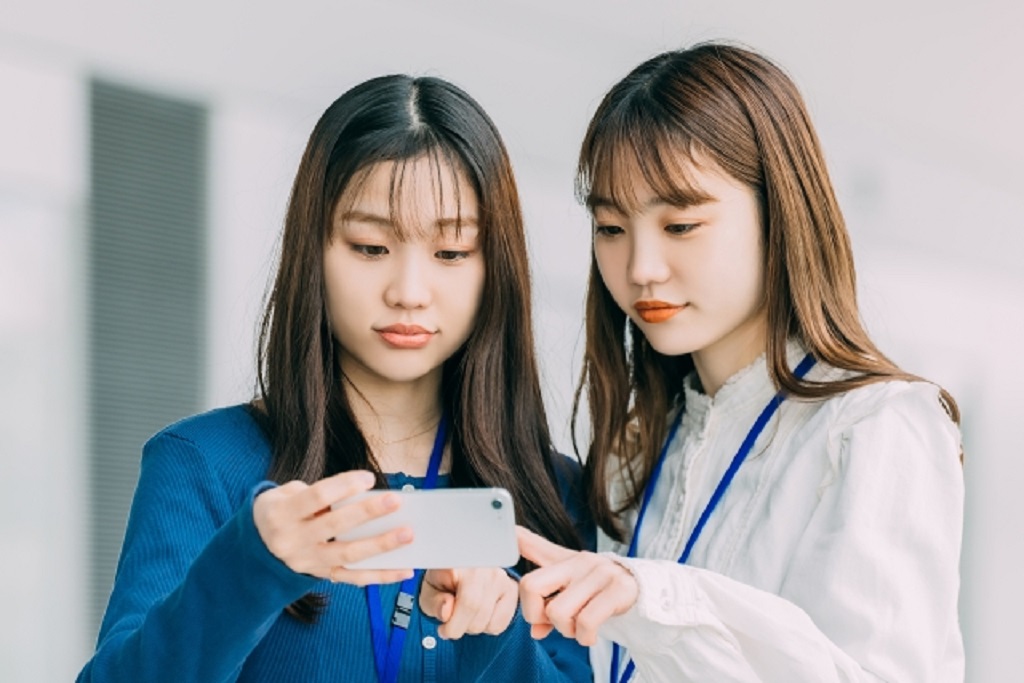 求人票をチェックする女性