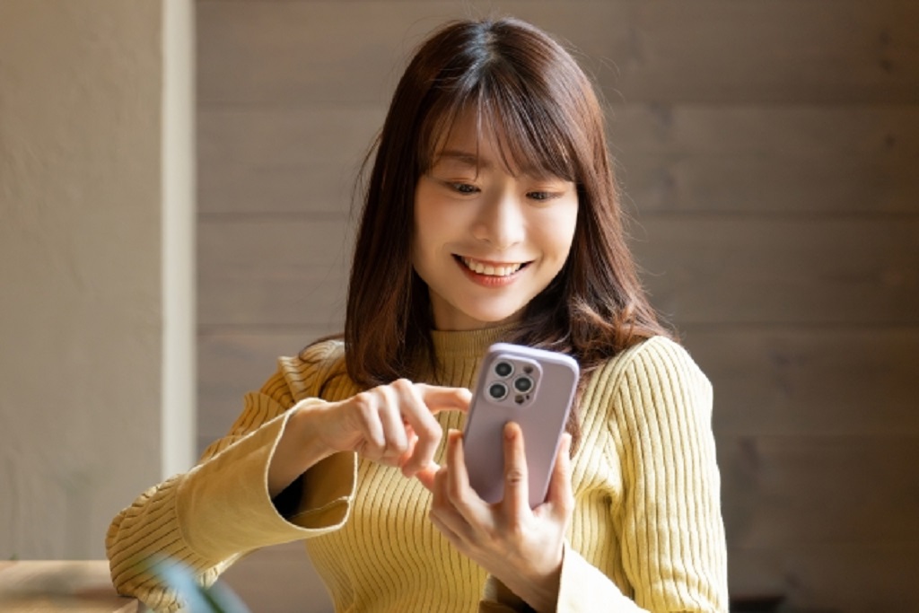 おすすめの求人掲載サイトをチェックする求職者の女性