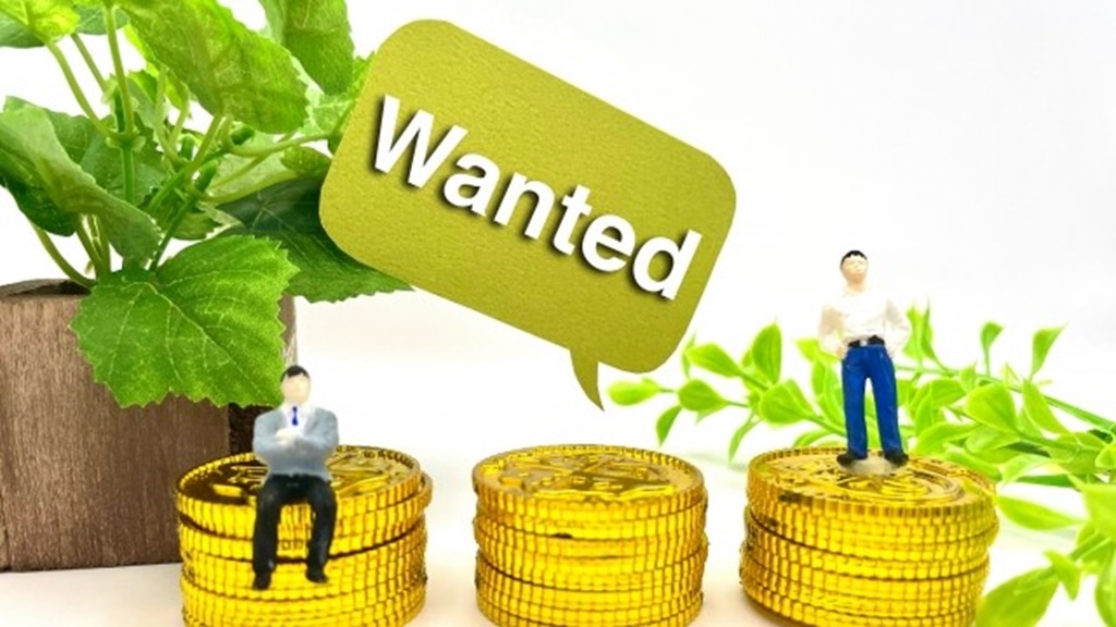 Wantedの吹き出しと有料を示唆する積み上げられたコイン