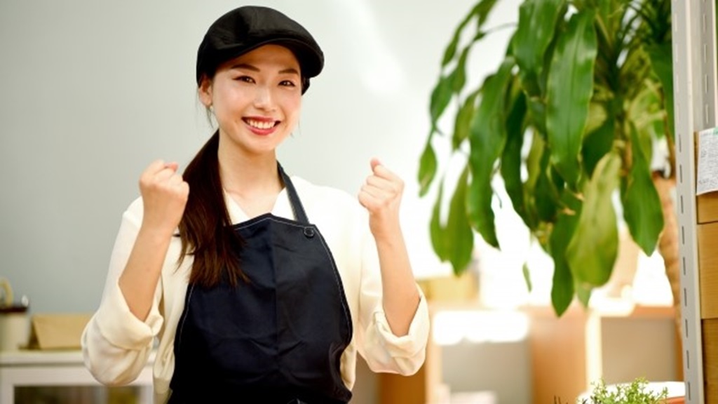 やる気を見せるアルバイトスタッフの女性