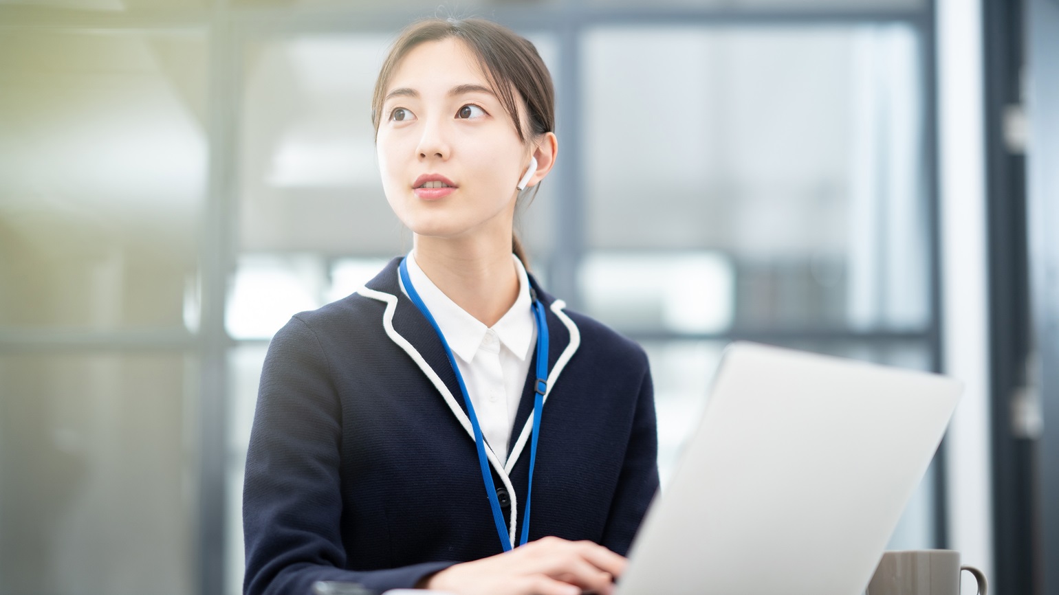 人材採用において、内定後に予期せぬ事情変更が生じることは珍しくありません。企業としては、こうした状況に適切に対応しながら、組織運営への影響を最小限に抑えることが必要です。本記事では、入社日の延期を理由とした内定取り消しが可能かどうかを解説するとともに、延期交渉が決裂するケースや、延期を避けるための事前対策についてもくわしく紹介します。

