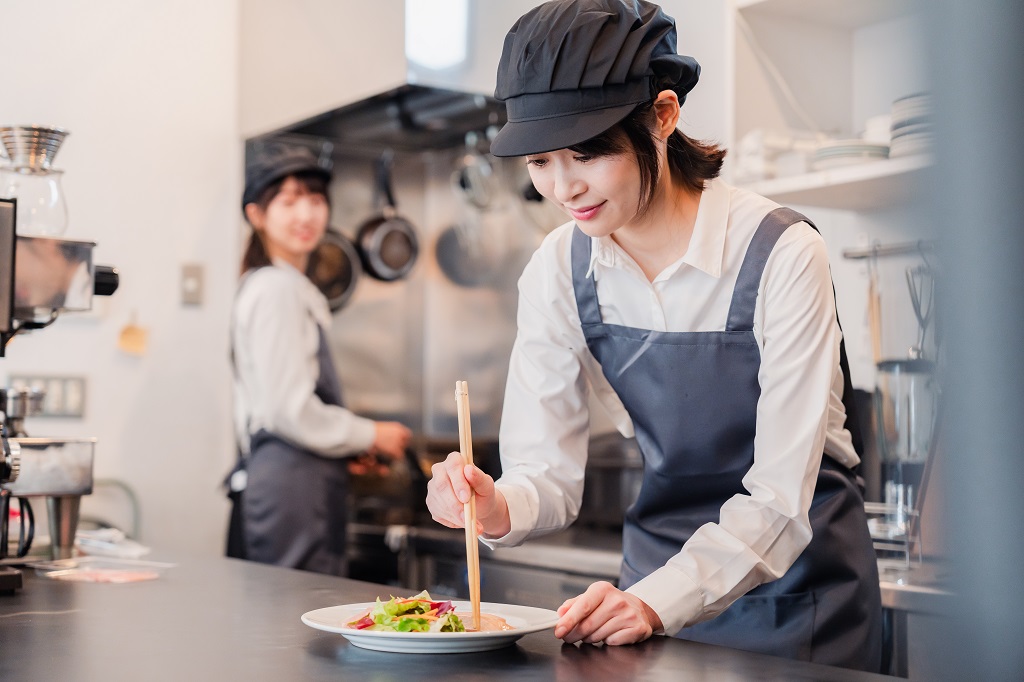 夏休みに働く人のイメージ
