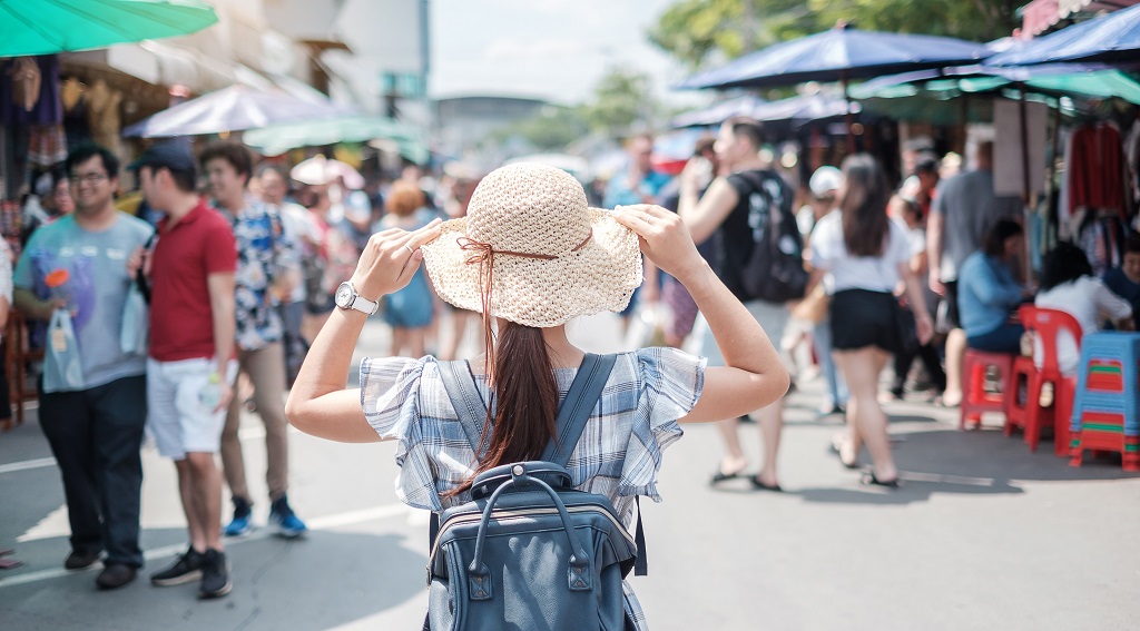 外出自粛の反動で多くの人たちが観光・旅行スポットに出向く様子