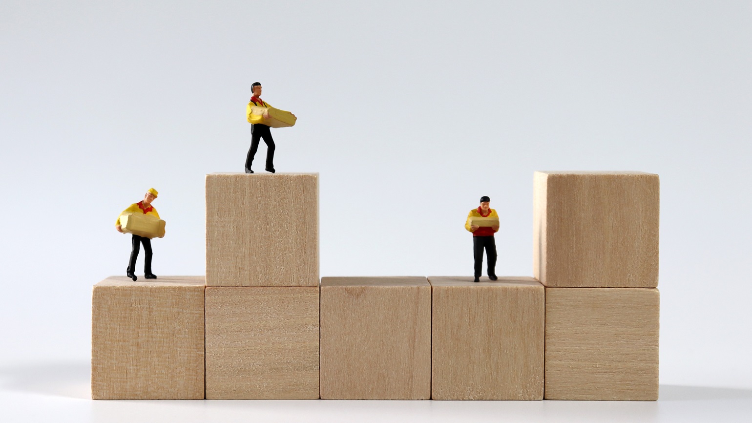 本記事では、国内の人手不足を感じている業界をランキング形式で紹介します。果たして、どの職業が人材の確保に苦労されているのでしょうか。また、労働環境の悪化や離職者の増加など人手不足が引き起こす問題と解決策にもフォーカス。人材獲得が急務の人事担当者や経営者の方は、ぜひ参考にしてください。