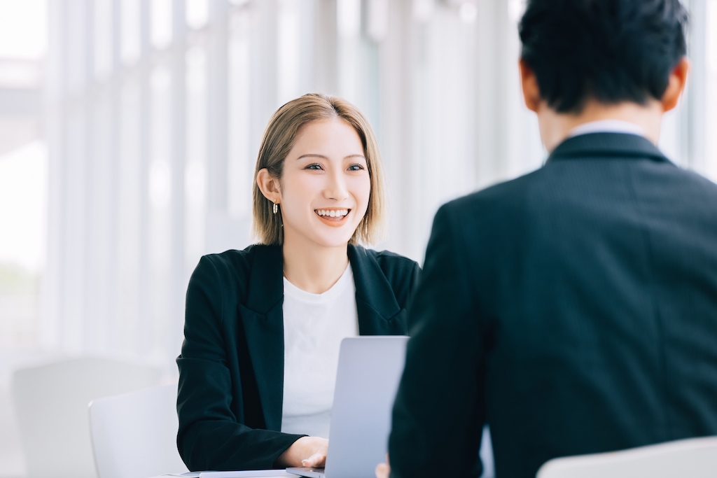 人手不足解消に向けて前向きに取り組む企業の女性