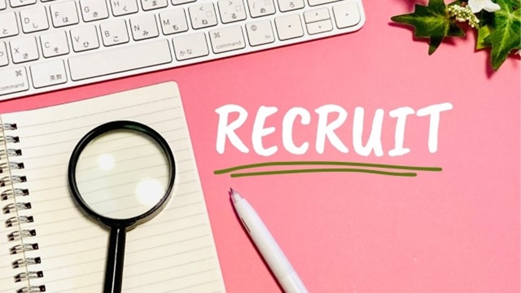 ピンクの下地で二重線が引かれたRECRUITの文字
