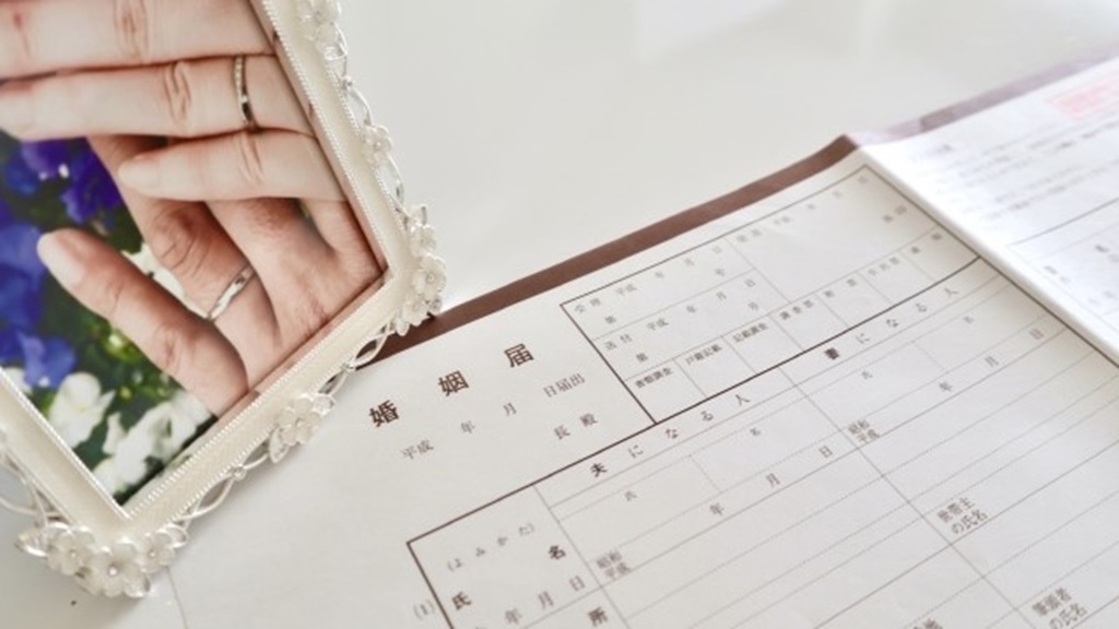 結婚指輪の写真と婚姻届