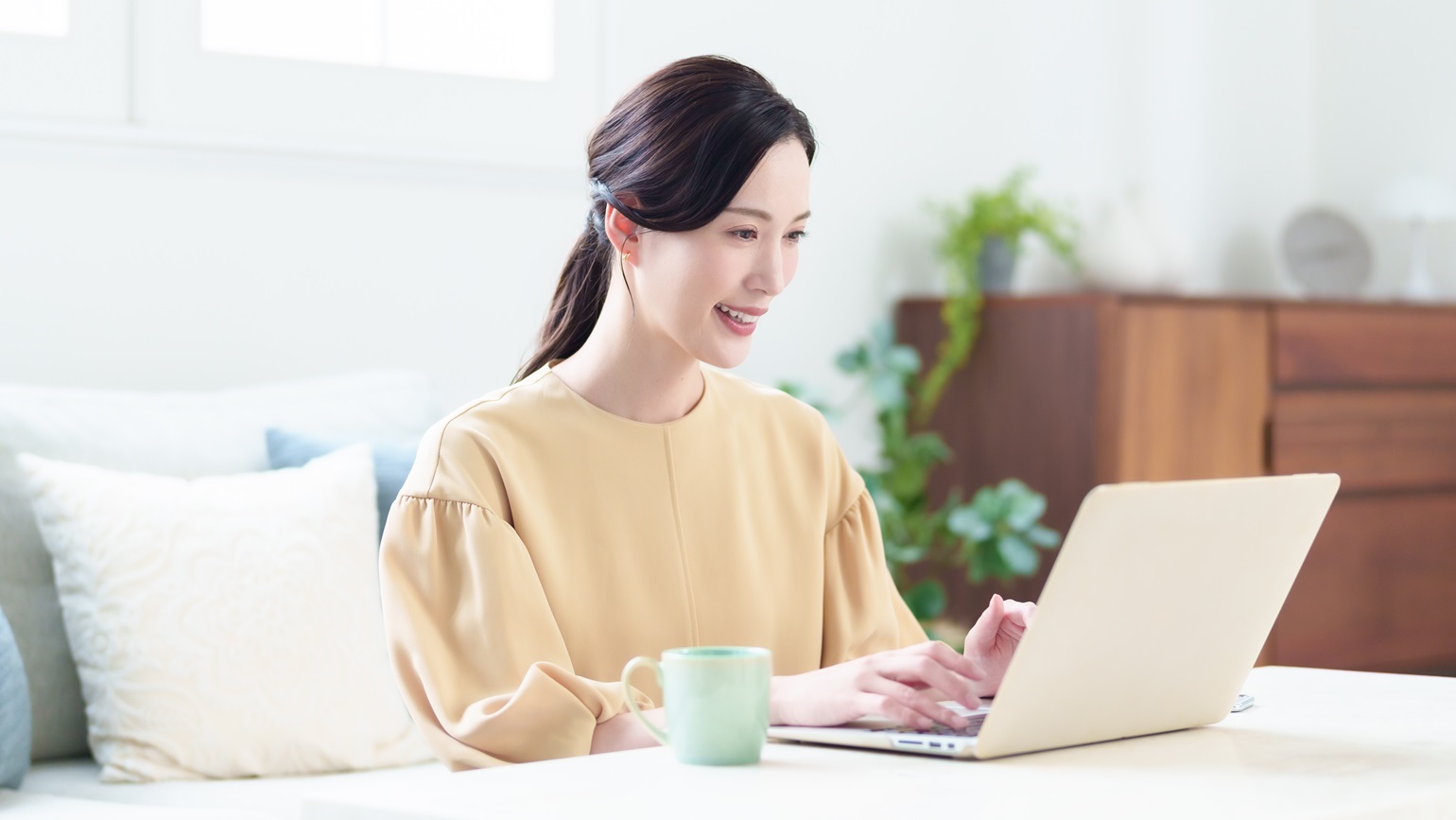 昨今は、入籍後も仕事で旧姓を使用することを認める企業が増えてきています。制度として取り入れるか否か、その是非を唱える向きは区々でしょう。本記事では、職場の旧姓利用が企業にもたらすメリット・デメリットを整理し、管理のコツもあわせて解説します。
