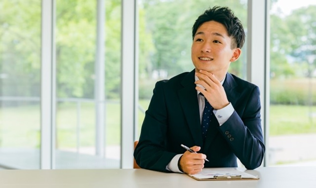 人事担当者がアイデアを思い浮かべる様子