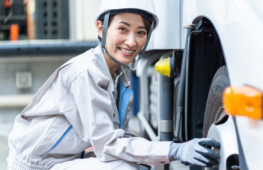 笑顔の女性自動車整備士