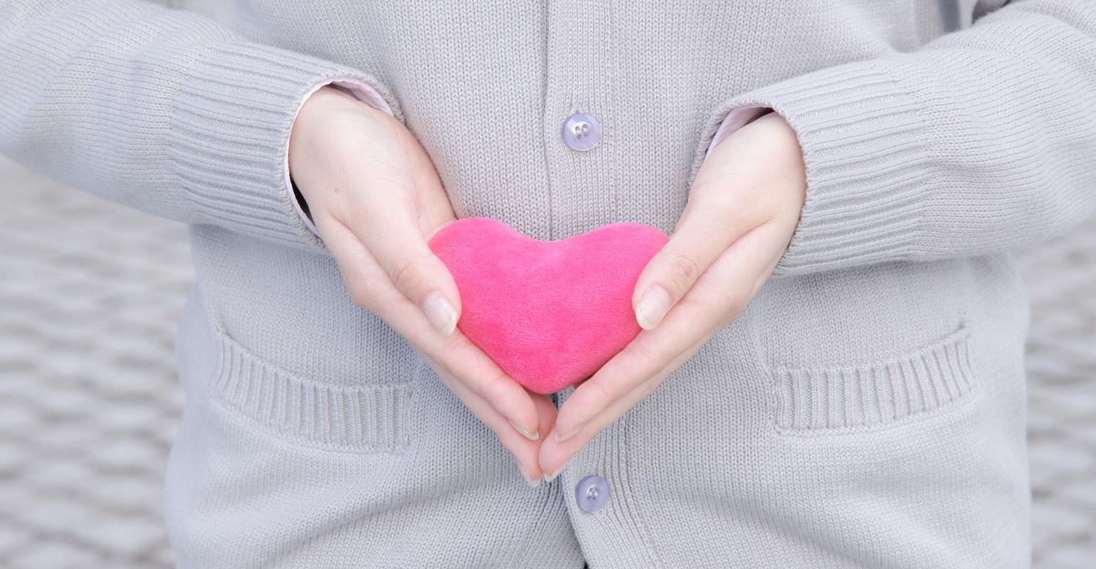 働く女性を後押しする制度の一つとして挙げられるのが生理休暇です。生理休暇は法律で認められた立派な権利で、誰でも請求することができます。と同時に、企業側は取り扱いを間違えると罰則を受けてしまう場合もあるため注意が必要です。今回の記事では、労働基準法や取り組み事例の話も交えつつ、生理休暇について詳細に解説します。