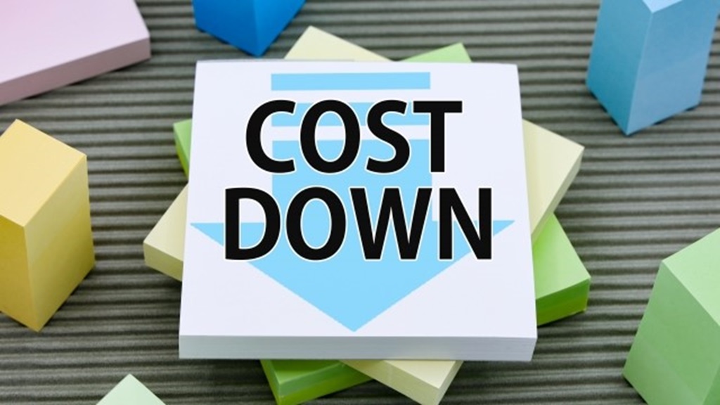 COST DOWNと書かれた付箋