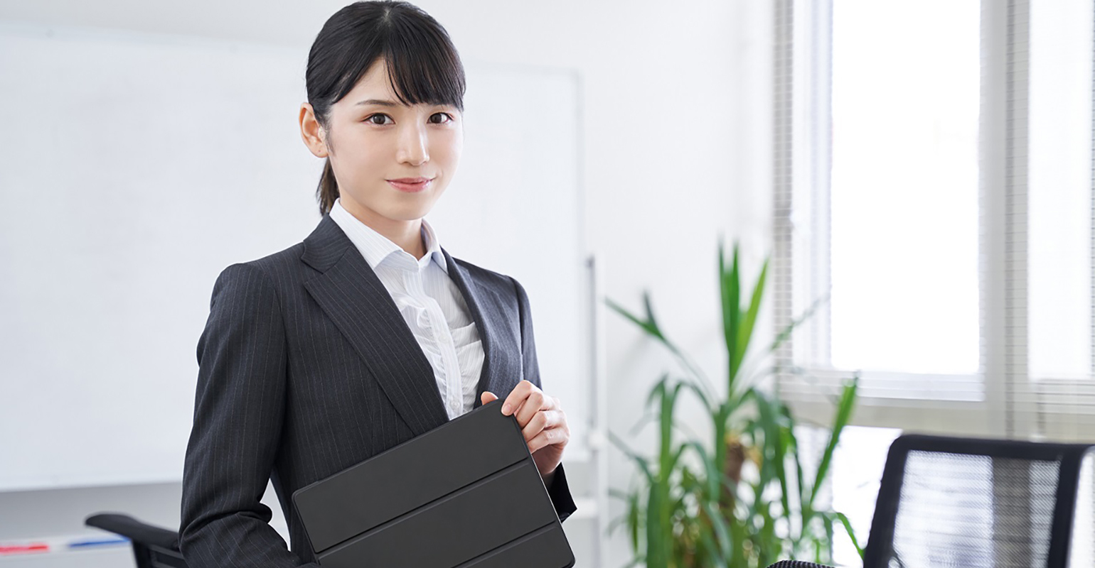 中途採用には、転職者そして彼・彼女らをターゲットにした求人が多い時期を把握することが大切です。本記事では、中途採用の主な流れから、求人市況、転職者動向、戦略的な進め方に至るまで網羅的に解説。中途採用の求人が多い時期を知るだけでなく、その傾向をどう採用に生かしていくかのヒントも得られる内容になっているはずです。ぜひ、くまなくチェックしてみてください。