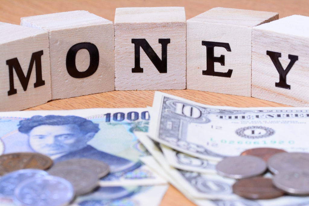 MONEYの文字とあわせてお金を表現