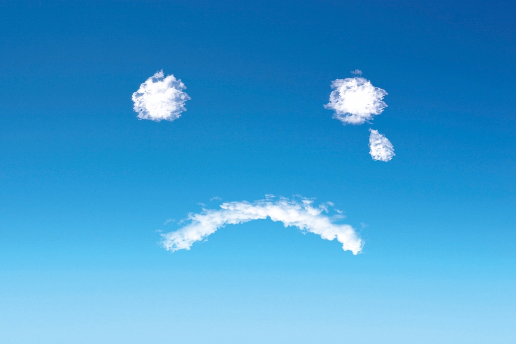 青空と雲で困った顔を表現