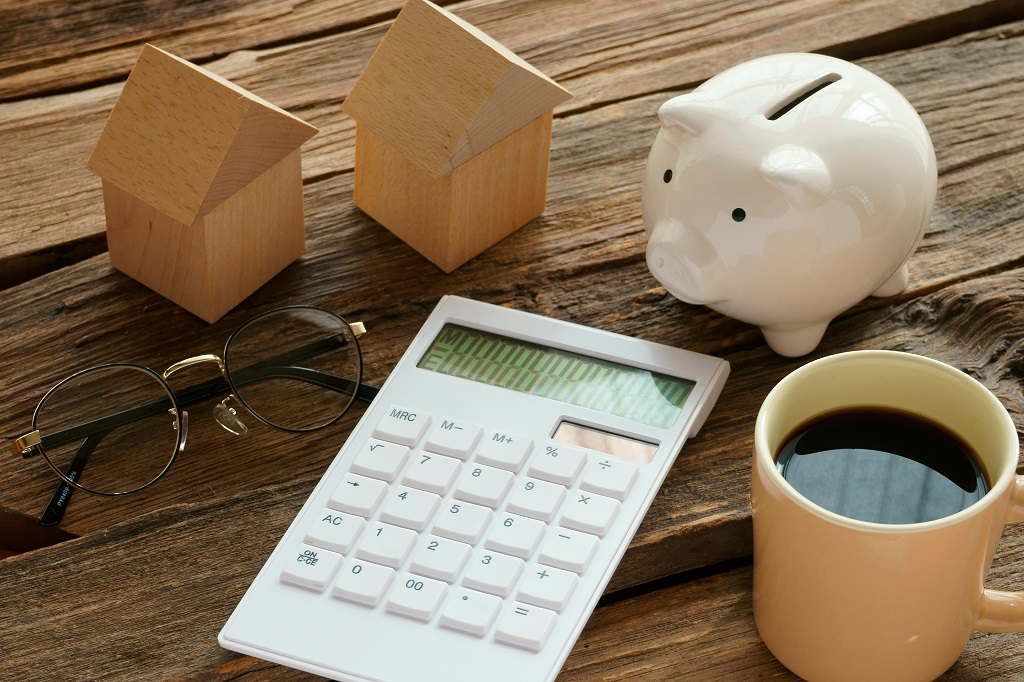 電卓と貯金箱で表現される最低賃金を巡る状況
