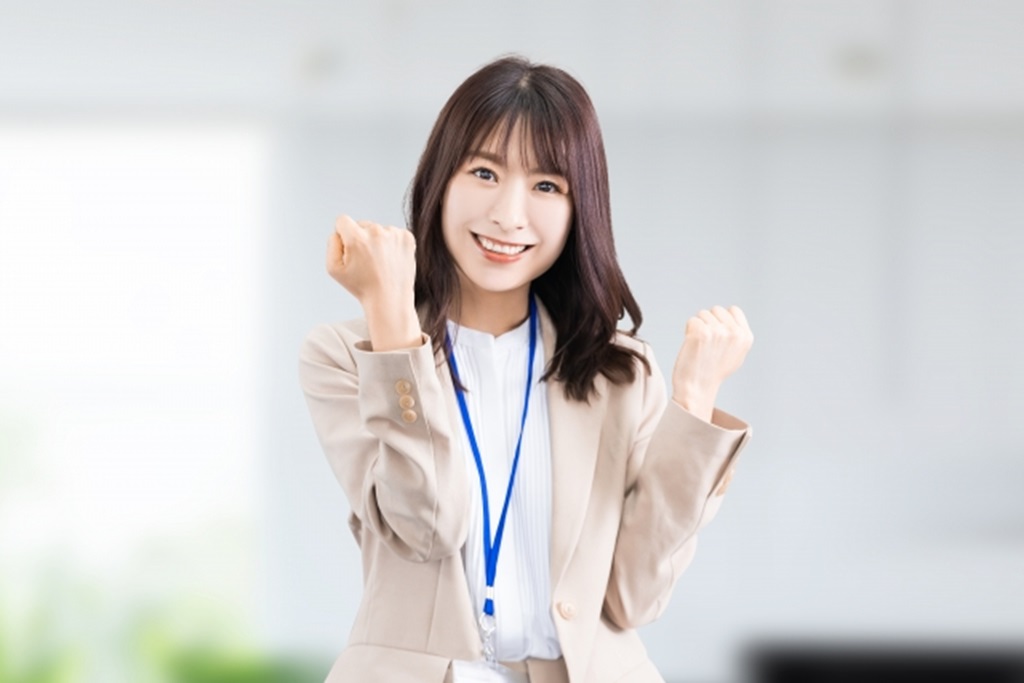 やる気を出す女性スタッフ