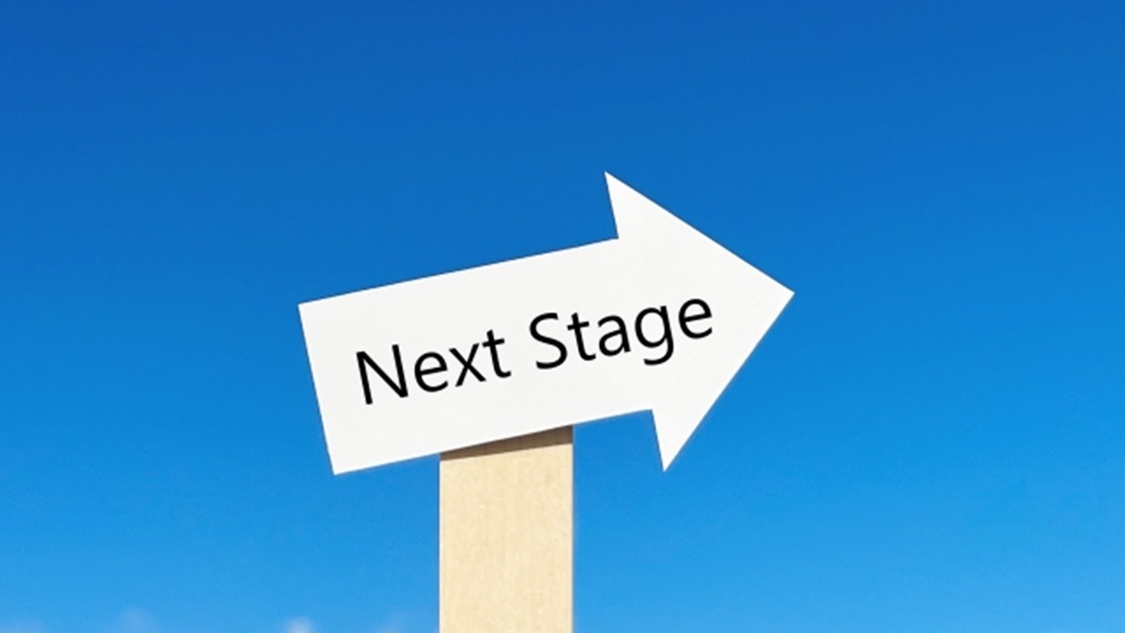 Next Stageと書かれた道標(矢印)