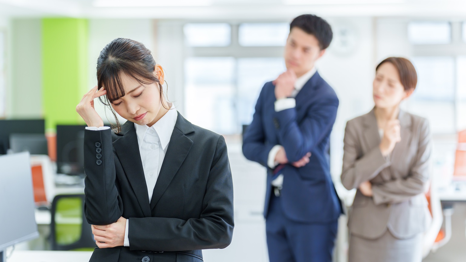 モラハラは職場のハラスメントのなかでも表面化しにくく、その対策に頭を悩ませている企業も多いのではないでしょうか。モラハラを放置すると離職者の増加にもつながり、また、人材確保も難しくなるなど採用活動全般において大きな影響を及ぼします。というわけで本記事では、職場におけるモラハラ対策について、チェックリストのシート作成に役立つ内容をメインにくわしく解説。ぜひ、ご活用ください。