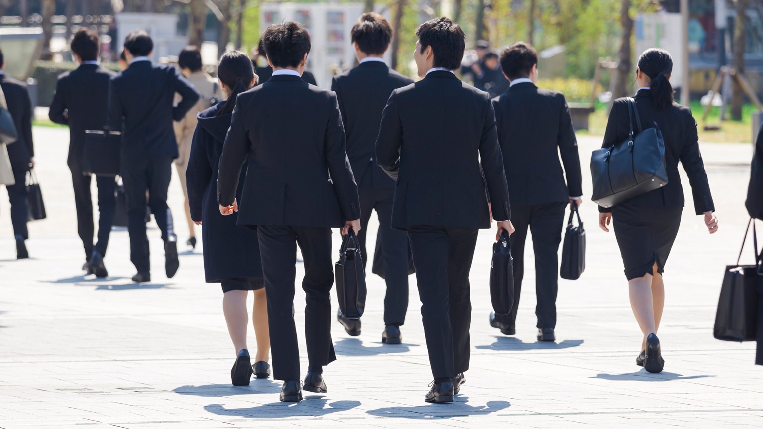 採用活動全般にいえますが、新卒の人材を獲得していくにあたってもやはり、限られた予算のなかで成果を上げるべくどこにどれだけ費用が掛かっているのかを把握することが大切です。そのうえで、時には見直すことも必要でしょう。本記事では、新卒採用における主な予算項目と無理なく費用を削減するための方法について解説します。相場観に囚われず最適なアクションにつながれば幸いです。