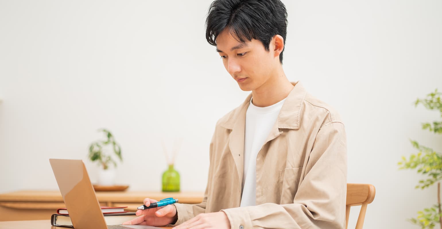 来春の新大学生を採用するのに、“年明けから徐々に”と考えていませんか?確かにそういう企業は多いかもしれません。が、実は年内の動きこそが、非常に重要なのです。春に近づくにつれ採用競争は激化します。当然、人材確保の難易度は上昇。人手不足も懸念されます。そこで本記事は、新大学生をターゲットにした採用戦略について言及。なぜ12月がチャンスなのか、どういったメリットがあるのか等々、くわしく解説します。