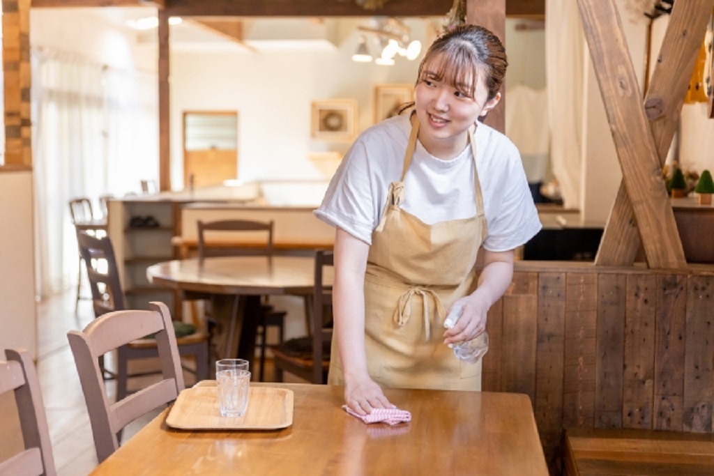 カフェでアルバイトとして働く新大学生