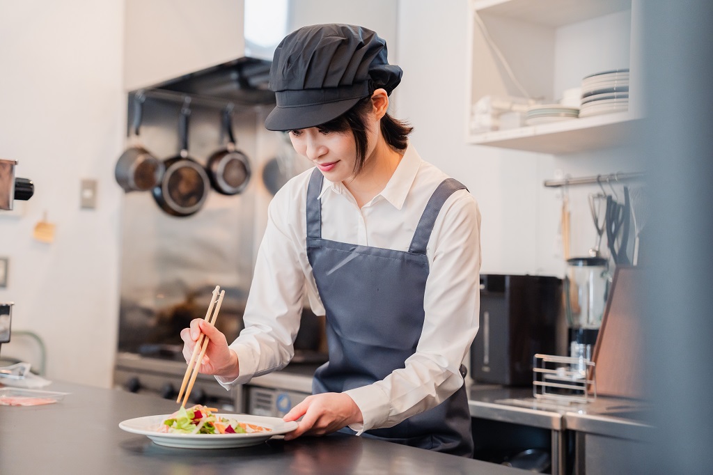 イタリアンのお店でアルバイトとして働く新大学生