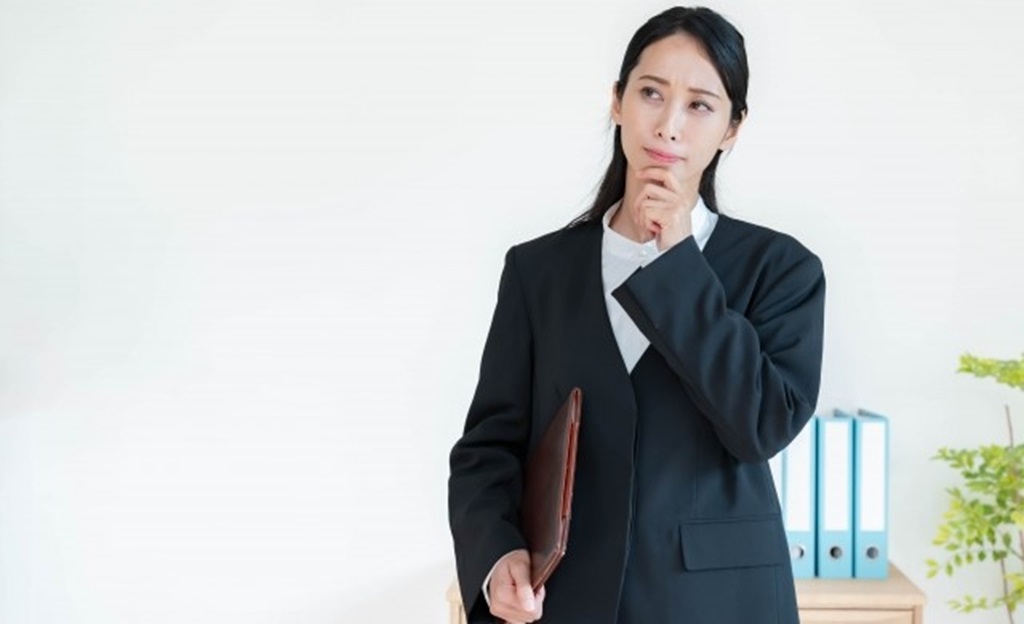 採用に悩む人事担当の女性