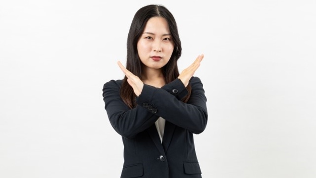バツを示す女性で求職者に敬遠されるNGポイントを示唆的に表現