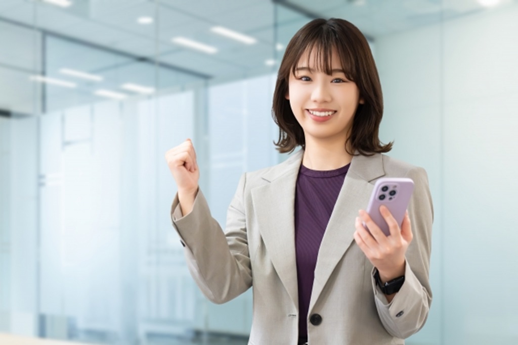 笑顔でガッツポーズをする採用担当の女性