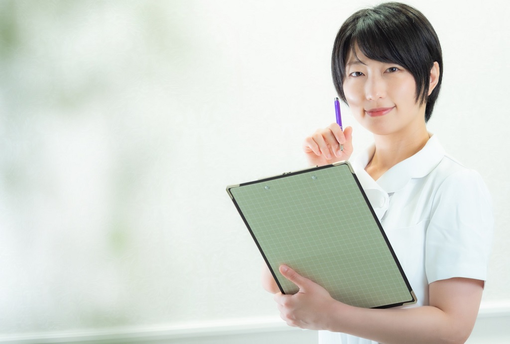 問診表を持った看護師の様子