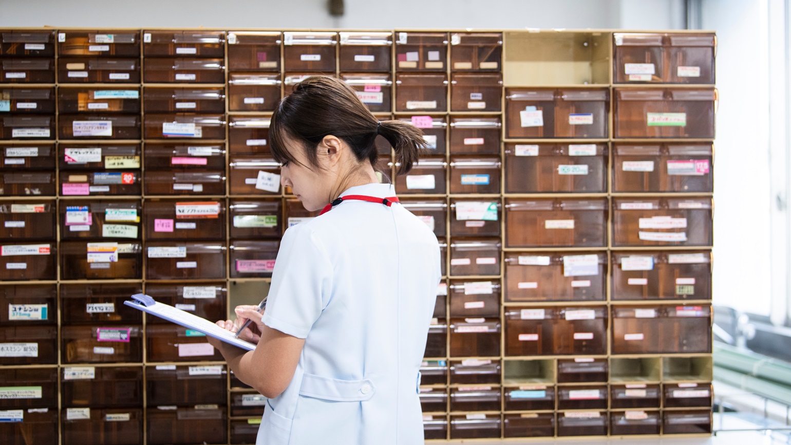 看護師不足は、なぜ起きているのか。本記事では、看護師不足の理由を紐解き、改善策までお伝えします。この悩ましい問題に対峙している現場のスタッフ、院長、経営者の方々の参考になれば幸いです。