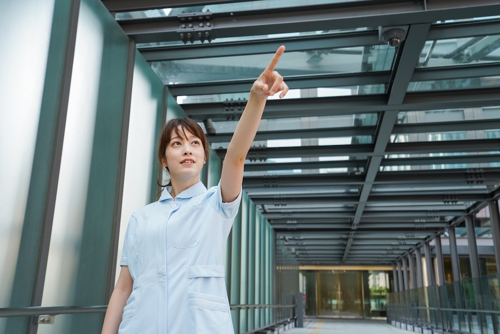 指示を出す看護師