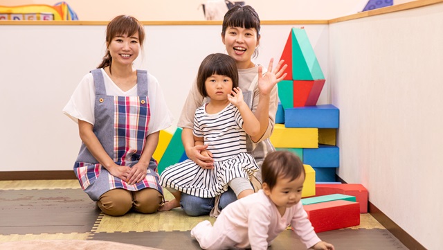 笑顔の保育士
