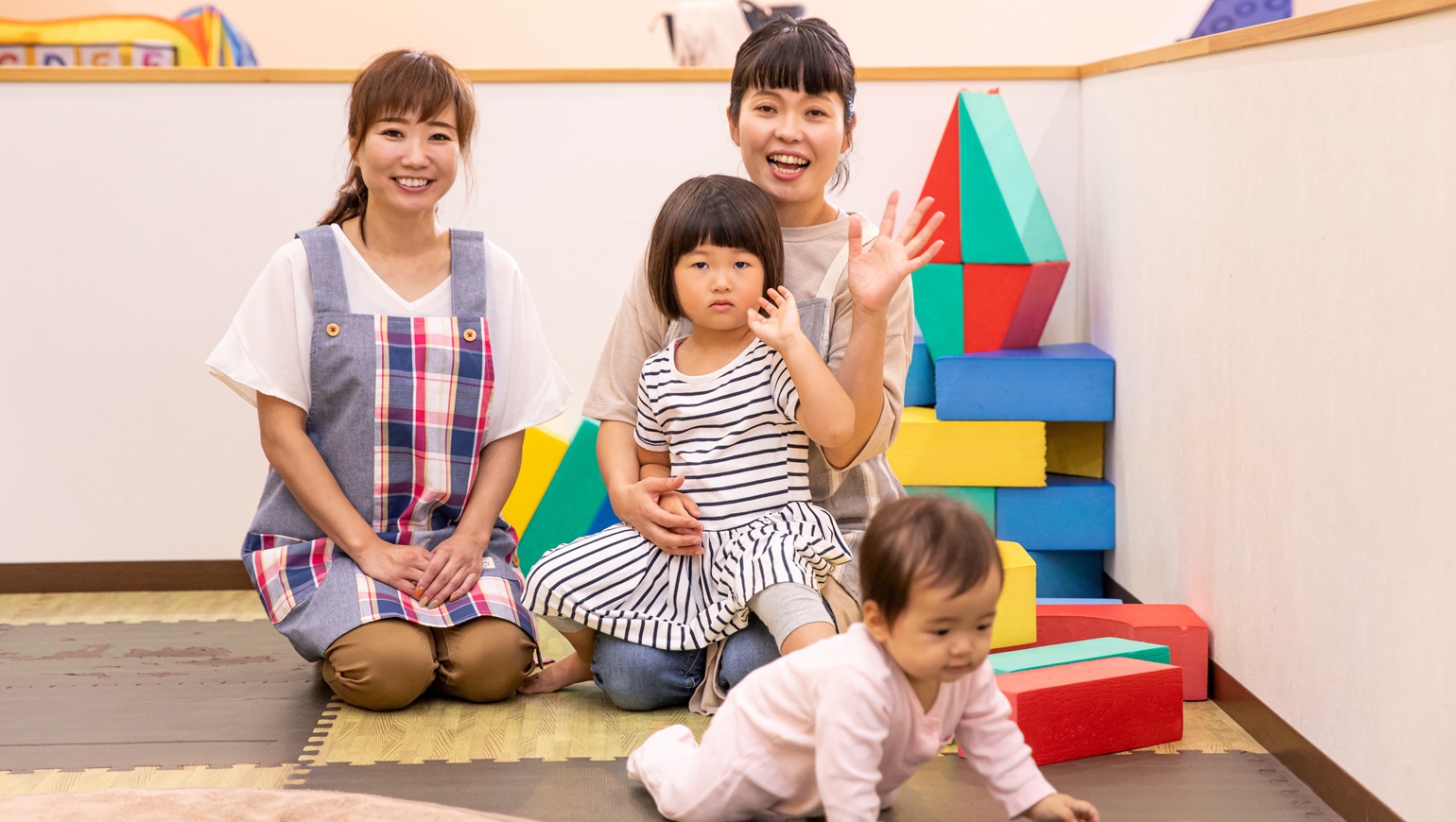 保育士採用の面接では、子どもたちや保護者と信頼関係を築けるかどうかなど、仕事特有の見極めるポイントがあります。もちろん、それには何を質問するかも大事です。本記事では、保育士採用の面接担当者に向けて、聞いておきたい質問を具体的にピックアップ。その意図や拾うべき情報など実践に役立つ内容だと考えます。ぜひ、ご参照ください。