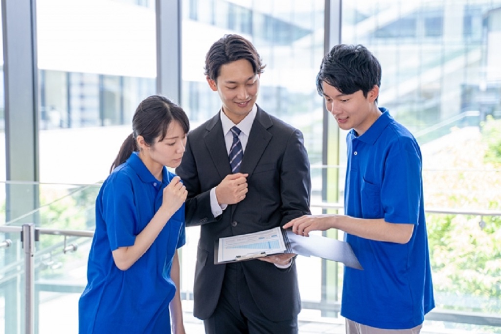 介護業界の課題に向き合うスタッフ