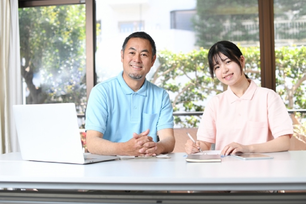 介護施設で働くスタッフ