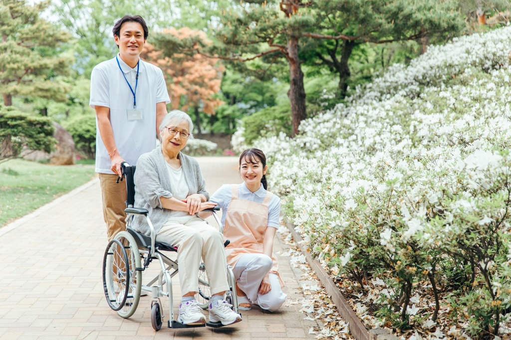 高齢者をサポートする2名の介護士