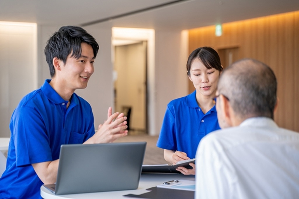 介護士が高齢者と対話する様子