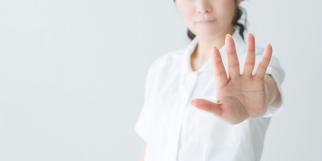 介護業界の人手不足に対して投げやりなスタンスを制止するポーズ