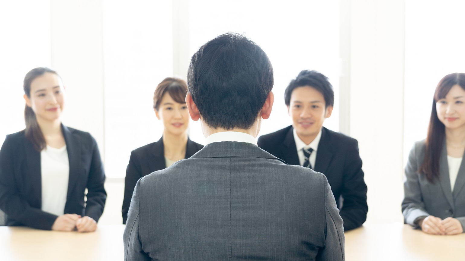 内定辞退を防ぎたい一心で、知らぬ間に「オワハラ」をしてしまう企業が増えています。企業の信頼を損ねず、優秀な人材を確保するためには、どの行為がオワハラに該当するのかを理解し、適切に対策を講じることが必要です。本記事では、オワハラの意味や背景、企業が取るべき対策についてわかりやすく解説します。