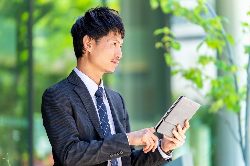仕事で外に出ている男性
