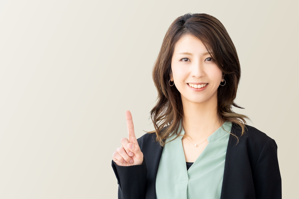 注意点を伝える女性