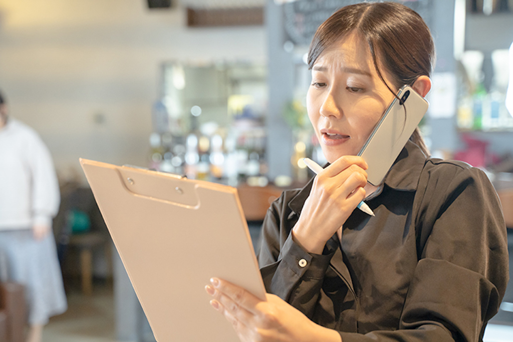 業務に追われているアルバイトスタッフ