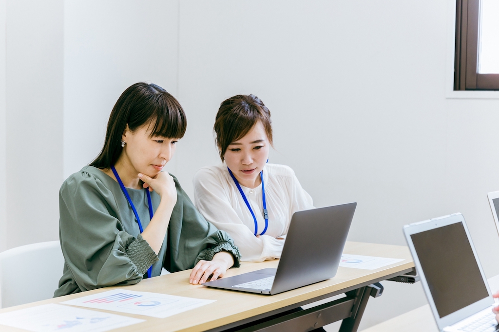 人事制度の見直しを図るスタッフ