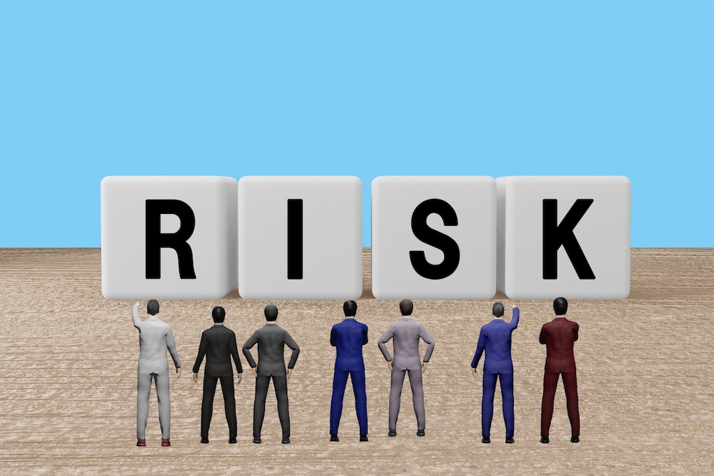 奥に広がるRISKの文字
