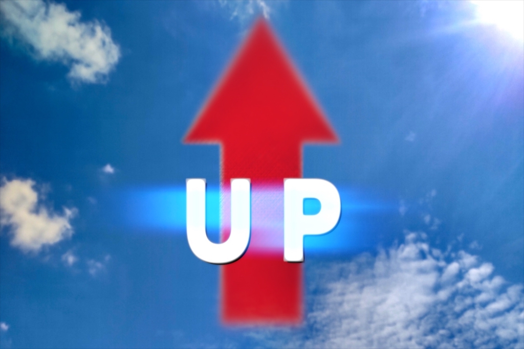 青空をバックにUPの文字と矢印