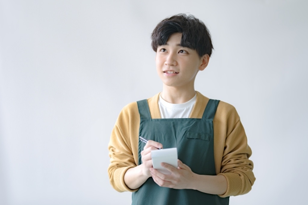 仕事を覚ようとメモを取る未成年者