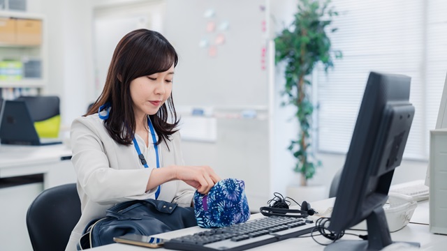 アルバイト初日の女性が出勤する様子