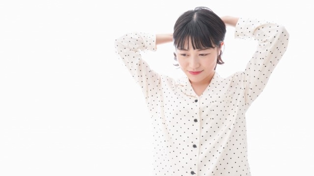 初出勤当日の朝を迎えるパジャマ姿の女性